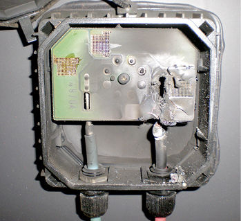 <p>
In dieser Modulanschlussdose hat der Blitz den rechten Anschluss und die Platine verschmort. Von außen erschien die Dose nahezu intakt.
</p> - © Foto: Envaris


