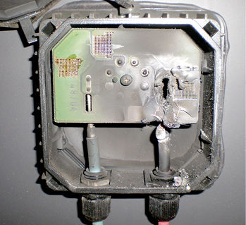 
In dieser Modulanschlussdose hat der Blitz den rechten Anschluss und die Platine verschmort. Von außen erschien die Dose nahezu intakt.
