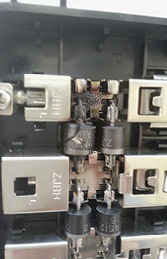 
Hier hat der Blitz mindestens zwei Kontakte in der Dose zerstört.
