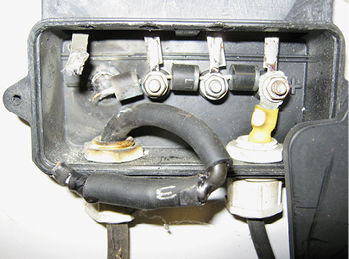 
Ähnlich der Anschlussdose auf der vorherigen Seite ist der Kontakt in dieser Junction Box durch abschmelzendes Material unterbrochen und verschmort.
