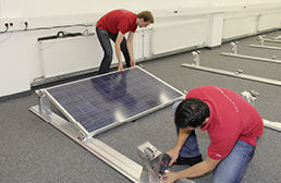 
Monteur Zipf bringt das erste Modul in Stellung. Ein spannender Moment, um erste Prognosen für die Testzeit zu wagen.
