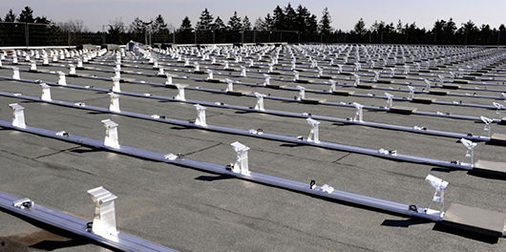 
Die Unterkonstruktion des Aerofix mit wenigen Ballaststeinen auf einem Gewerbedach im österreichischen Mitter. Das System eignet sich auch für wenig belastbare Flachdächer.
