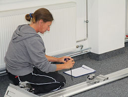 
DGS-Gutachterin Eva Schubert dokumentiert mit Stift und Kamera Details des Montagesystems Aerofix. Später wird sie noch nachfragen.
