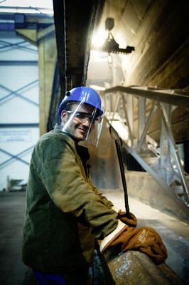 
Bei einer Temperatur von 450 Grad Celsius werden die Stahlteile in geschmolzenen Zink eingetaucht. Dabei bildet sich eine widerstandsfähige Legierungsschicht. 
