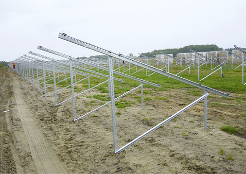 
Gerade bei Freilandanlagen spielen die Kosten eine große Rolle. Mit Untergestellen aus stückverzinktem Stahl lassen sie sich senken. 
