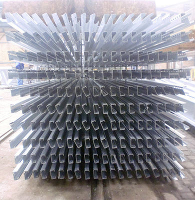 
Stückverzinkte Stahlprofile, die dann später zu Komponenten für Montagegestelle in Solarparks weiterverarbeitet werden. 
