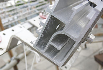 
Punktförmige Korrosion an einer Montageschiene aus Aluminium. 
