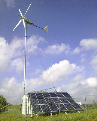 
Der Easywind-Container: Eine Kleinwindanlage kombiniert mit Photovoltaikmodulen, einem Wechselrichter und einer Batterie als mobile Lösung für den eigenen Strombedarf. 
