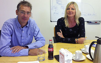 
Easywind-Geschäftsführer Gunnar Kaletzke und Mitarbeiterin Heidi Paulsen im Besprechungsraum der Firma. Der Firmensitz befindet sich auf einem alten Kasernengelände in Sande, Nordfriesland.
