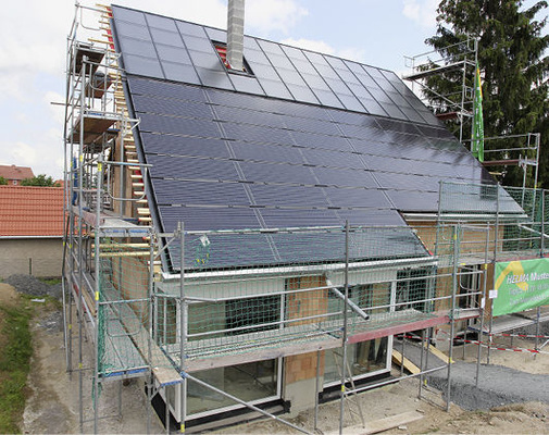 
Dieses energieautarke Wohnhaus bezieht seine Energie vom Dach, sowohl Strom als auch Wärme. Die Solarwärme wird in einen gigantischen Wasserspeicher eingelagert, der Sonnenstrom in eine Bleibatterie.
