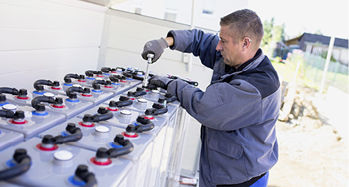 
Ein Blei-Gel-Speicher oder andere Batterietypen puffern den Sonnenstrom vom Dach und erhöhen den Eigenverbrauch. Damit steigt die Wirtschaftlichkeit der Photovoltaikanlage.
