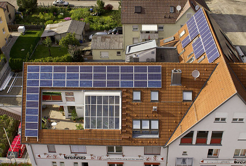 <p>
Luftbild der beiden Solarfelder, die auf zwei Dächern mit verschiedener Ausrichtung installiert wurden. Die elektrische Charakteristik und die Nutzung des Sonnenstroms stehen im Mittelpunkt dieses Beitrages.
</p> - © Foto: Centrosolar

