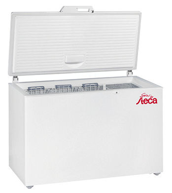 <p>
Das Angebot an solarstrombetriebenen Kühlgeräten wächst; im Bild die Kühltruhe PF 240 der Firma Steca.
</p> - © Foto: Steca

