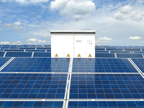<p>
Der Solarpark Gahro mit 27,5 Gigawatt installierter Leistung befindet sich auf einem alten Militärflughafen in Brandenburg. SMA lieferte dafür Wechselrichter und Transformatoren.
</p> - © Fotos: SMA AG

