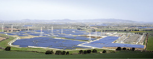 
Exportschlager deutsche Energietechnik: Die solare Großanlage im italienischen Montalto di Castro verfügt über eine installierte Leistung von 85 Megawatt. Die Wechselrichter lieferte SMA.
