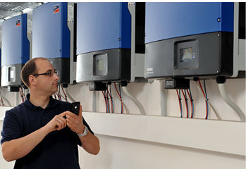 
Der dreiphasige Wechselrichter Sunny Tripower verfügt über integrierte Netzmanagementfunktionen und ermöglicht bereits eine Blindleistungseinspeisung.
