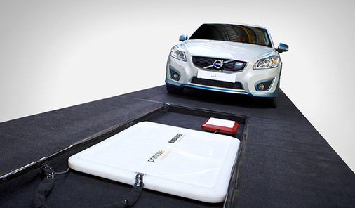 <p>
Teststrecke zum kabellosen Aufladen der Antriebsbatterie durch Induktion.
</p> - © Foto: Volvo

