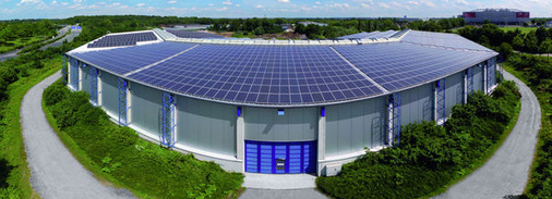 
Großer Sonnengenerator auf dem Dach der Messe Düsseldorf. Die Anlage leistet 714 Kilowatt, verbaut wurden insgesamt 4.000 Module. Die Anlage entstand innerhalb von acht Wochen.

