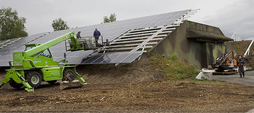 
Der Bioenergiepark Saerbeck wurde um Photovoltaikanlagen ergänzt. Die Modultische lehnen sich an frühere Bunker der Bundeswehr an.
