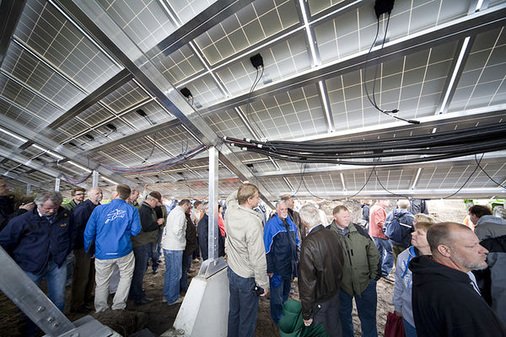 
Riesenandrang im neuen Solarpark Saerbeck, der sich zu diesem Zeitpunkt noch im Bau befand. Viele Anwohner schauten vorbei. Das ehemalige Gelände der Bundeswehr erzeugt nun sauberen Strom.
