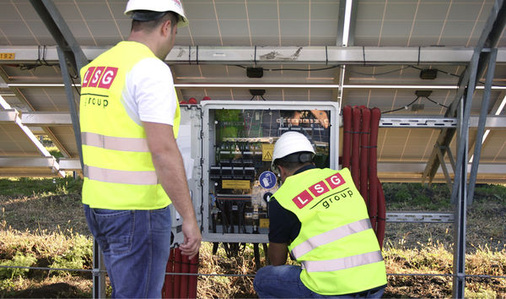 <p>
Installateure des Projektentwicklers LSG montieren einen Generatoranschlusskasten (GAK), der von der Berliner Firma Skytron Energy entwickelt wurde. Die Überwachung der Strangströme ist in den GAK integriert.
</p> - © Foto: Skytron Energy

