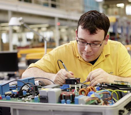 
Fertigung von Wechselrichtern bei Sputnik im eidgenössischen Biel. Die Funktionalität der Leistungselektronik nimmt immer weiter zu. 
