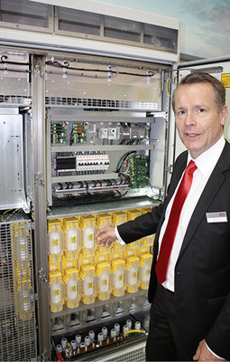 
Peter Bruhns von AEG Power Systems präsentiert den neuen, intelligenten Großwechselrichter Protect PV mit 880 Kilowatt Leistung.
