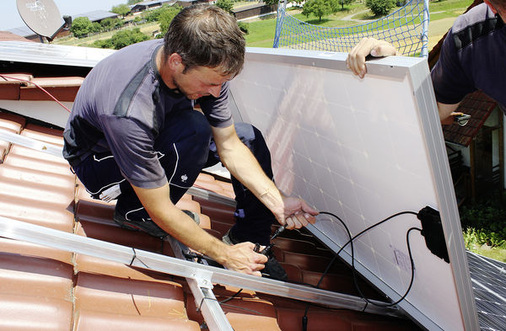 <p>
Der Installateur verkabelt die Modulanschlussdose parallel mit dem Leistungsoptimierer. Statt der Module werden alle DC-DC-Wandler im String verkabelt und an den Wechselrichter angeschlossen.
</p> - © Foto: Horus Energy/Krannich Solar

