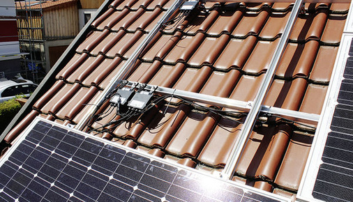 
Die Leistungsoptimierer werden separat unter den Modulen befestigt und in den String eingebunden. Pro Modul wird ein Gerät benötigt. Manche Optimierer steuern zwei Module an.
