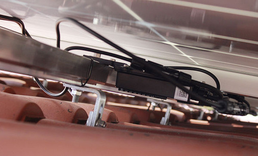 
Die Bauhöhe des Leistungsoptimierers ist sehr flach, sodass er unter die Module passt – wie die Anschlussdose und die Verkabelung. Über ein Monitoringportal kann der Betreiber die Performance beobachten.
