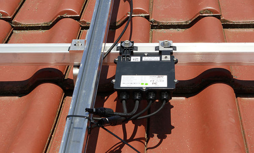 
Einbausituation eines Leistungsoptimierers auf dem Ziegeldach: Wenn er nicht in die Modulanschlussdose integriert ist, wird er mit der Unterkonstruktion verschraubt.
