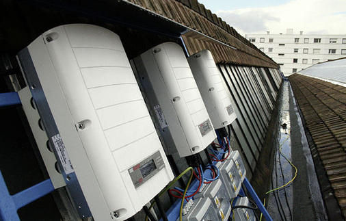 <p>
Für seine Leistungsoptimierer bietet Solar Edge spezielle Wechselrichter an. Sie wurden abgespeckt, weil die Optimierer wichtige Aufgaben des Inverters mit übernehmen.
</p> - © Fotos: Solar Edge

