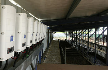 
Einbau der Solar-Edge-Wechselrichter an einer gewerblichen Solaranlage unterm Dach.
