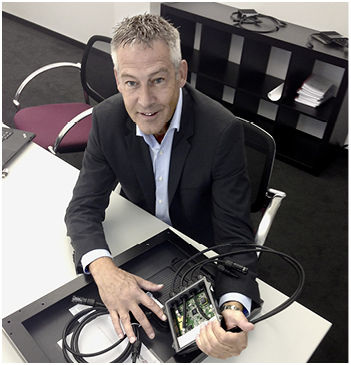 
Mit diesem großzügigen Solarhaus hat das Team Austria in diesem Jahr den Solar Decathlon inKalifornien gewonnen. Die Photovoltaikanlage ist gut versteckt. Noch besser versteckt sind dieLeistungsoptimierer von Solar Edge (unteres Bild), die in der Anlage installiert wurden.
