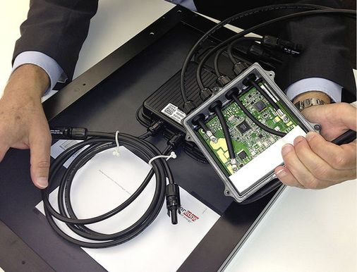 
Tiefe Einblicke: Während des Interviews präsentierte Solar-Edge-Chef Joachim Nell das elektronische Innenleben der kleinen Leistungsoptimierer.
