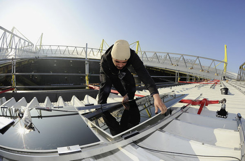 <p>
Modulverkabelung auf dem Stadion von Borussia Dortmund. Von einer Standardisierung der Steckverbindungssysteme ist die Photovoltaik noch weit entfernt.
</p> - © Foto: Lapp

