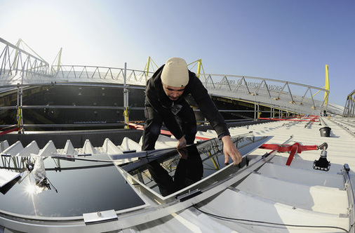 
Modulverkabelung auf dem Stadion von Borussia Dortmund. Von einer Standardisierung der Steckverbindungssysteme ist die Photovoltaik noch weit entfernt.
