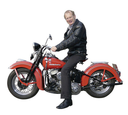 <p>
Gerhard Valentin ganz privat – auf seiner 70 Jahre alten Harley. 
</p> - © Foto: privat

