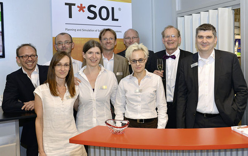 
Die Dr. Valentin Energiesoftware GmbH feierte in diesem Jahr ihr 25-jähriges Bestehen. Im Bild Gerhard Valentin mit einigen seiner Kolleginnen und Kollegen auf der Intersolar in München.
