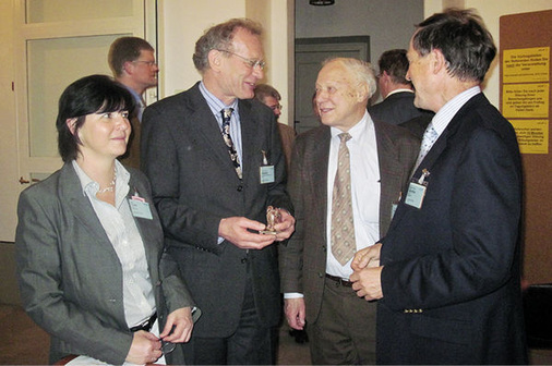 
Gerhard Valentin 2010 beim Symposium über thermische Solarenergie in Kloster Banz im Gespräch mit Heike Trum, Adolf Goetzberger und Eckardt Günther. Für seine langjährige Teilnahme erhielt er einen Ottifanten vom Veranstalter Otti e.V.
