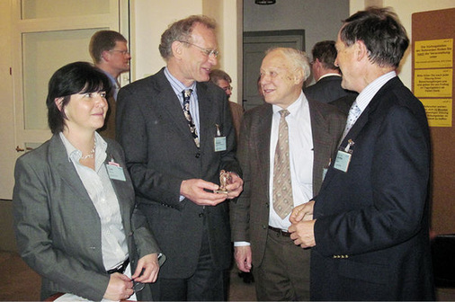 <p>
Gerhard Valentin 2010 beim Symposium über thermische Solarenergie in Kloster Banz im Gespräch mit Heike Trum, Adolf Goetzberger und Eckardt Günther. Für seine langjährige Teilnahme erhielt er einen Ottifanten vom Veranstalter Otti e.V.
</p> - © Foto: Otti e.V.

