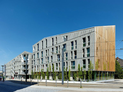 
Das Green City Hotel (vorn) und das im gleichen architektonischen Stil errichtete Wohngebäude bilden das Entree zum Freiburger Stadtteil Vauban.
