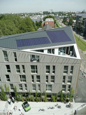 <p>
Photovoltaik auf dem Aluminiumdach des Green City Hotel Vauban. Gut zu erkennen sind die beiden Standardlängen der Dünnschichtlaminate.
</p> - © Foto: Reinhard Huschke

