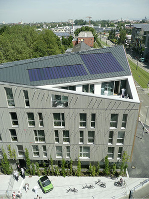 
Photovoltaik auf dem Aluminiumdach des Green City Hotel Vauban. Gut zu erkennen sind die beiden Standardlängen der Dünnschichtlaminate.
