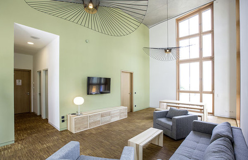 
Wie alle anderen Zimmer wurde auch die Hotelsuite mit handgeschreinerten Möbeln aus einheimischem Eschenholz ausgestattet. Entworfen wurde die schlichte, aber elegant wirkende Innenausstattung vom Freiburger Architekturbüro Amann-Burdenski-Munkel.
