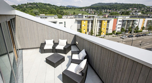 <p>
Von der Dachterrasse der Hotelsuite im vierten Stock kann man den Blick Richtung Schwarzwald schweifen lassen. Die Ost- und Nordfassaden des Hotels wurden nicht begrünt, ... 
</p> - © Foto: Baschi Bender/Freiburger Stadtbau

