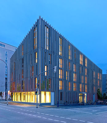 <p>
.... sondern erhielten einen Fassadenschmuck aus Holzfinnen, der den Holzhauscharakter betont.
</p> - © Foto: Zooey Braun/Freiburger Stadtbau

