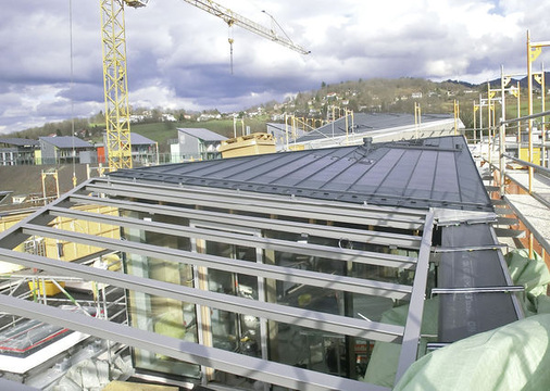 <p>
Im November 2012 wurden die photovoltaikbelegten Dachflächen des Wohngebäudes und Hotels fertiggestellt. Im Hintergrund links das „Sonnenschiff“ von Solararchitekt Rolf Disch.
</p> - © Foto: Thomas Harter, Breisach

