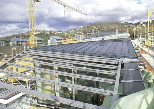 
Im November 2012 wurden die photovoltaikbelegten Dachflächen des Wohngebäudes und Hotels fertiggestellt. Im Hintergrund links das „Sonnenschiff“ von Solararchitekt Rolf Disch.
