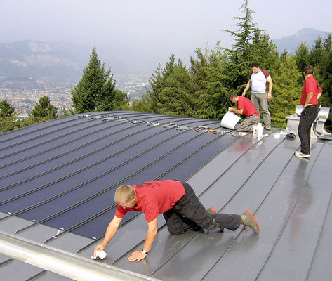 
Die flexiblen Photovoltaiklaminate passen sich der Form des Aluminiumdachs an und finden exakt zwischen den Stehfalzen Platz. 
